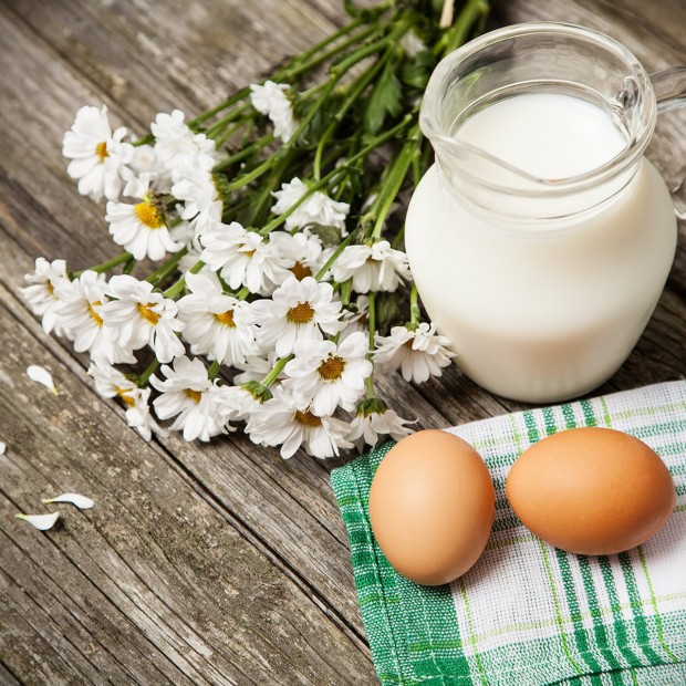 Frische Milch und Eier zum Frühstück