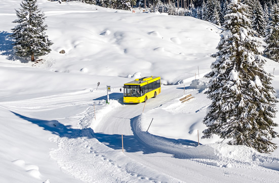 Skibus Winterlandschaft Alpen